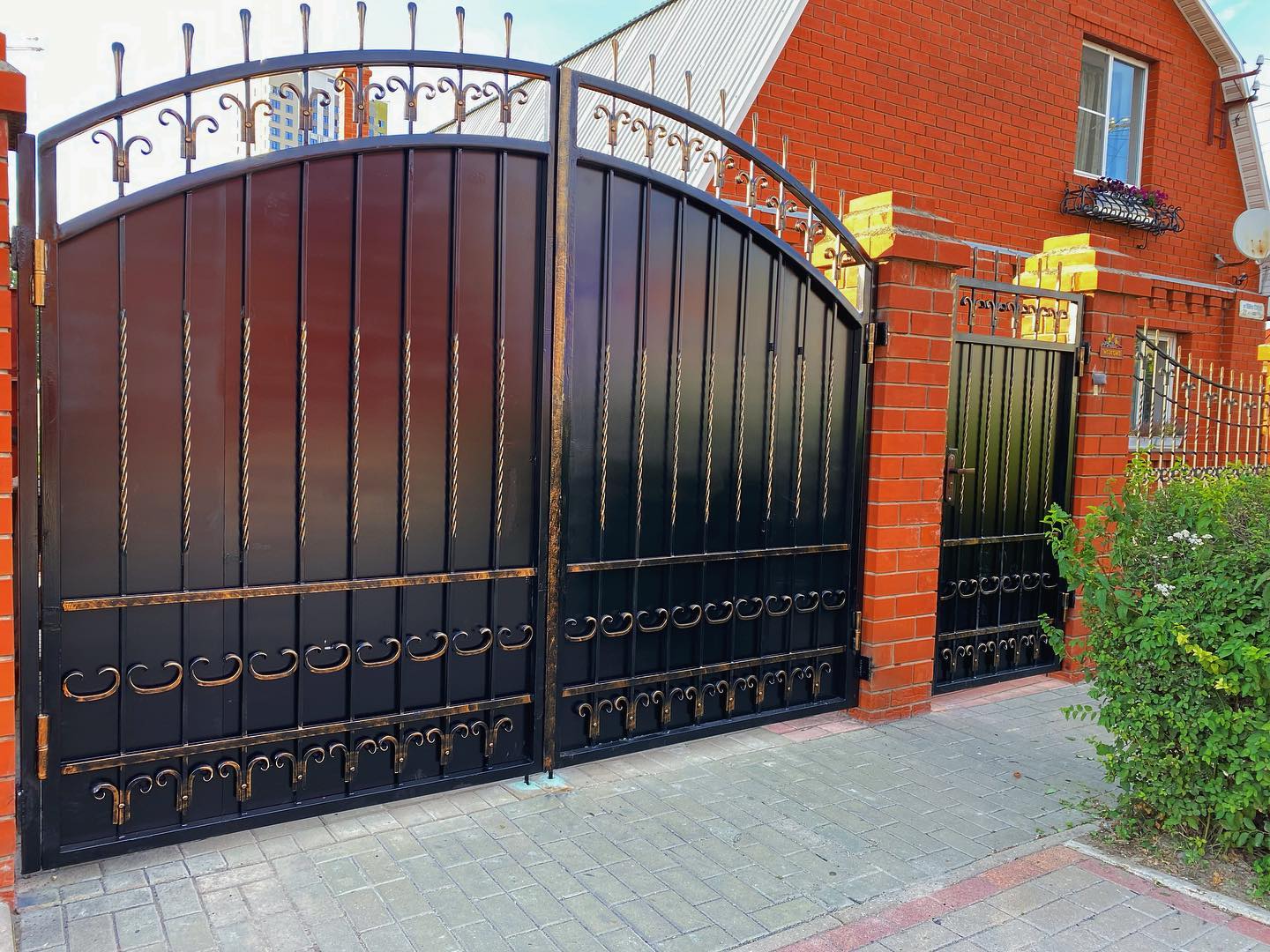 Как выбрать стиль кованых ворот под фасад дома и рисунок ограждения в Покрове