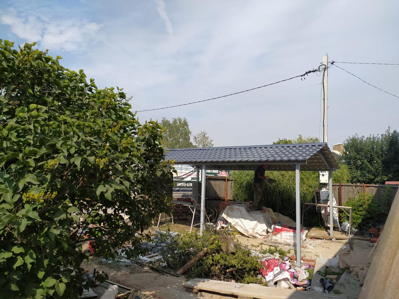 Как собрать входную группу в одном стиле: козырёк, перила и освещение в Покрове