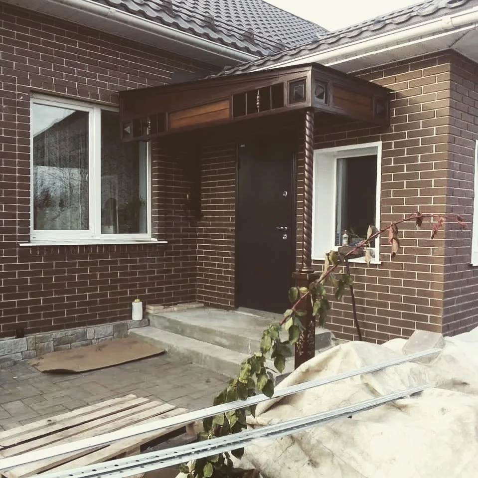 Как предусмотреть водоотвод у козырька над входом, чтобы фасад и крыльцо дольше оставались сухими в Покрове